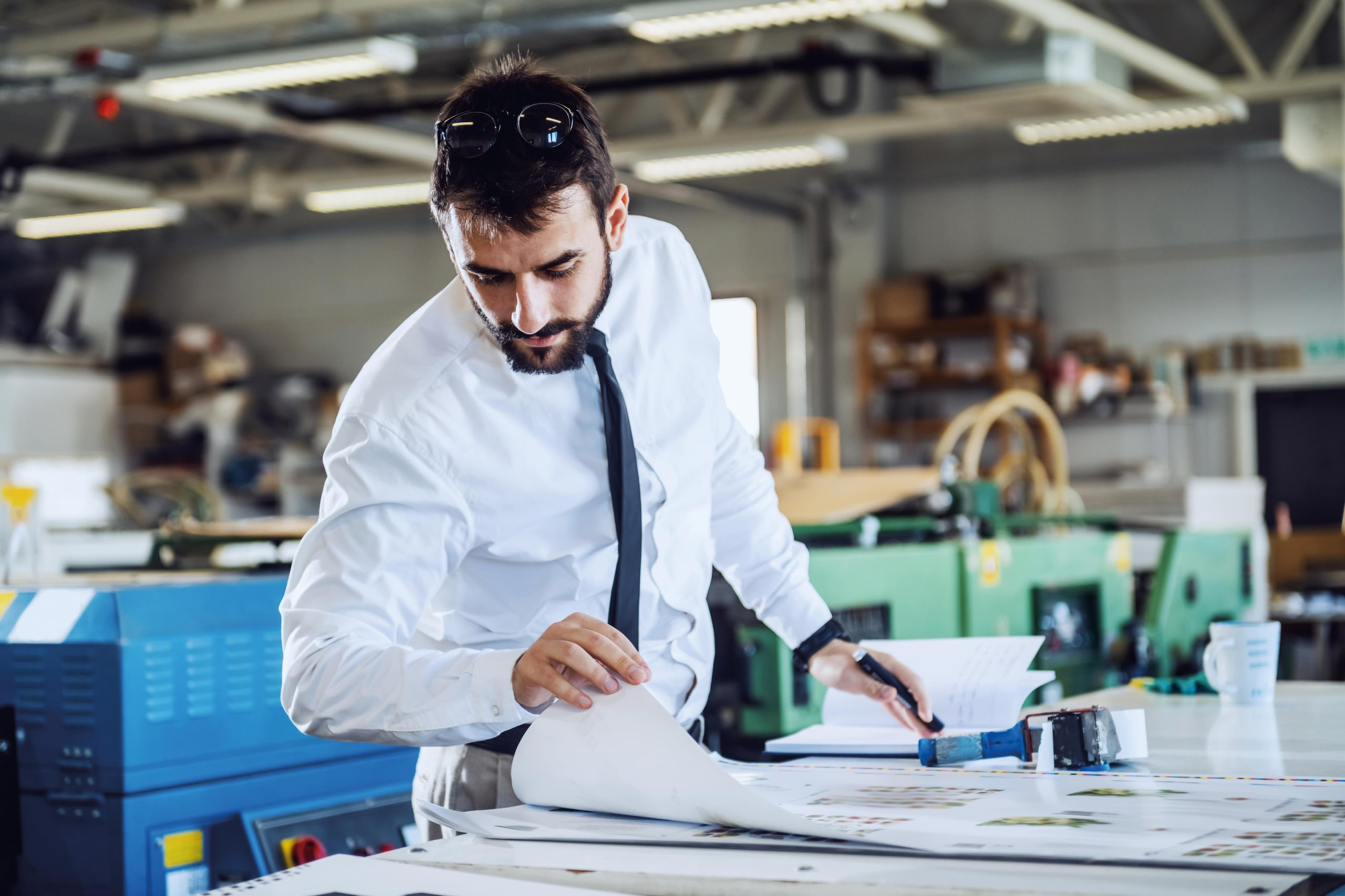 Drucker fächert Druckbogen in der Produktion auf