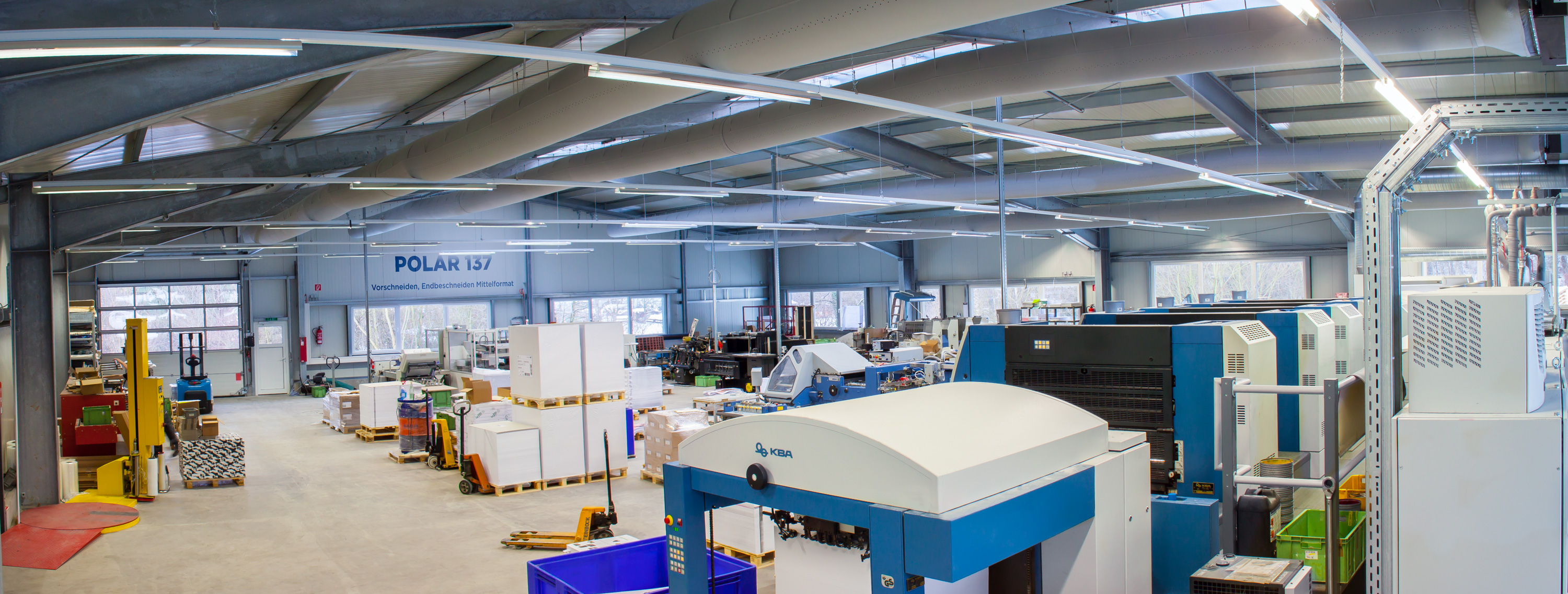 Produktionshalle mit Druck- und Weiterverarbeitungsmaschinen bei Hirsch Printmedien